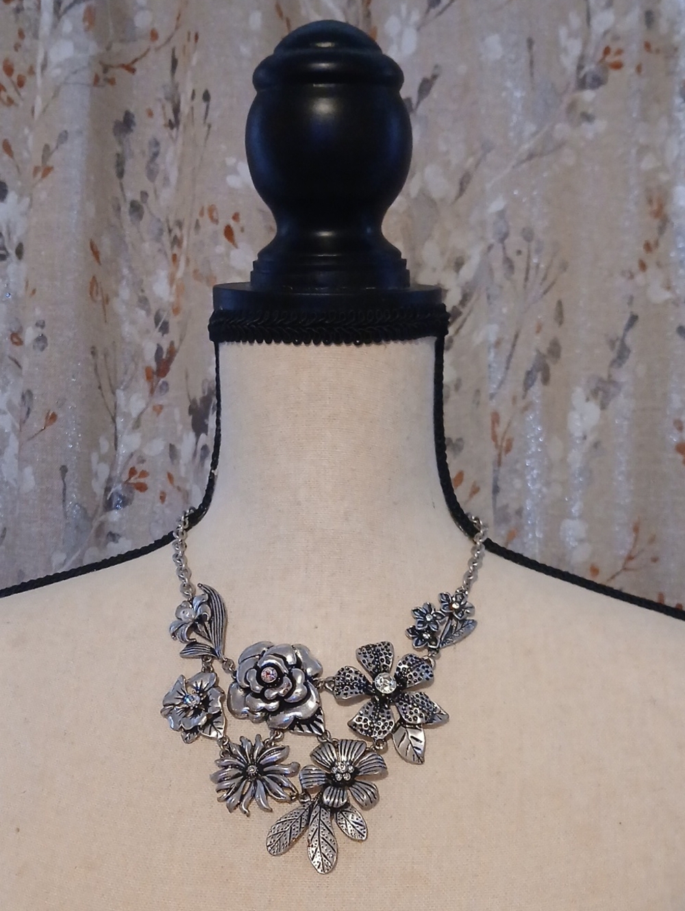Silver Floral Statement Necklace - Elegant Flower Bib